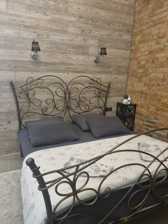 В историческом доме в центре города, уютные апартаменты, своя парковка