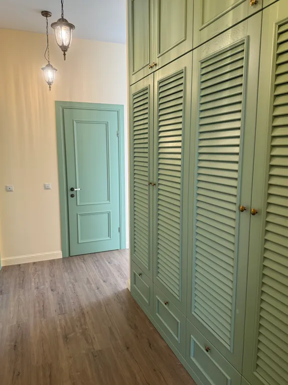 Солнечная квартира с мебелью из натурального дерева, рядом с морем