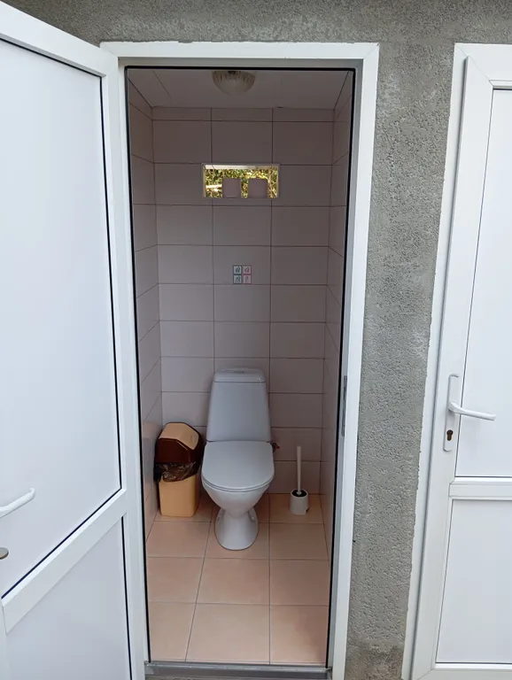 Небольшой трехместный номер с удобствами