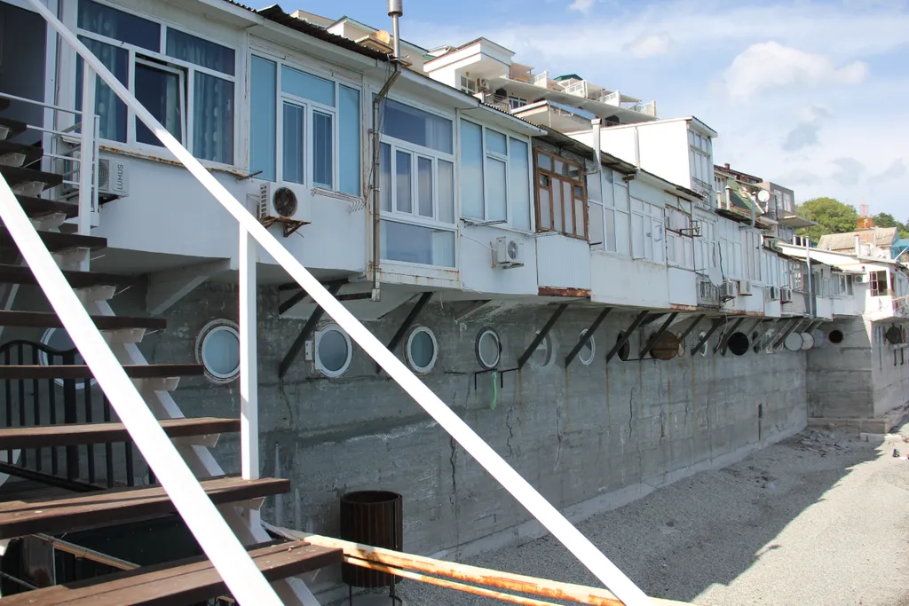 Номер на берегу моря