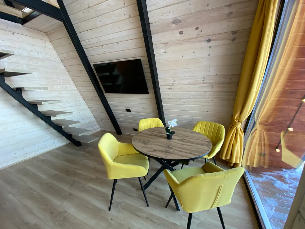 Треугольный дом A-фрейм с панорамными окнами Космос