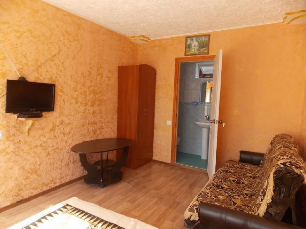 Комфортный дом с личным просторным двором