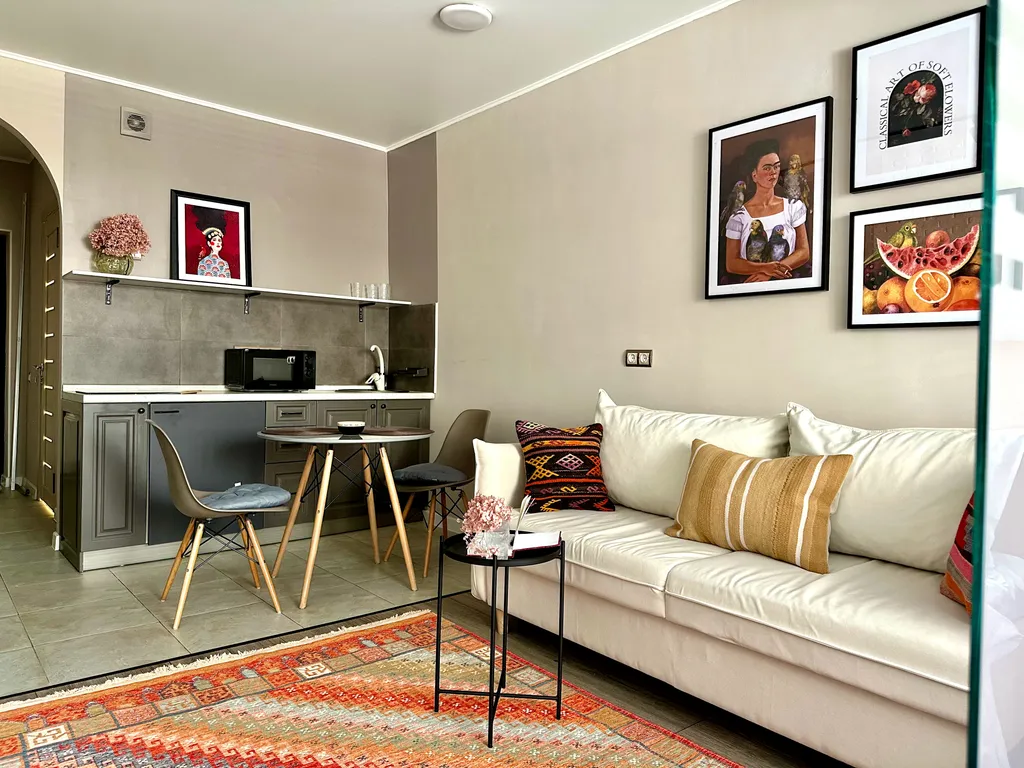 Квартира Яркая студия моно с видом на Коктобе в центре Алматы — аренда посуточно в Алматы