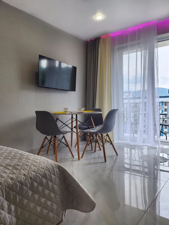 Студия у моря на высоком этаже