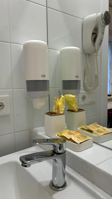 Твин с видом на оживленный дворик кафе