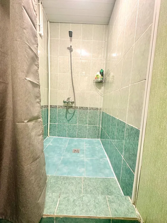 Бюджетная комната для 3 человек, вид на крыши, самый центр