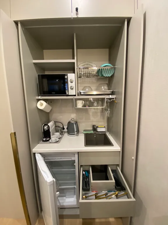 Студия с лоджией на заливе в комплексе с подогреваемым бассейном