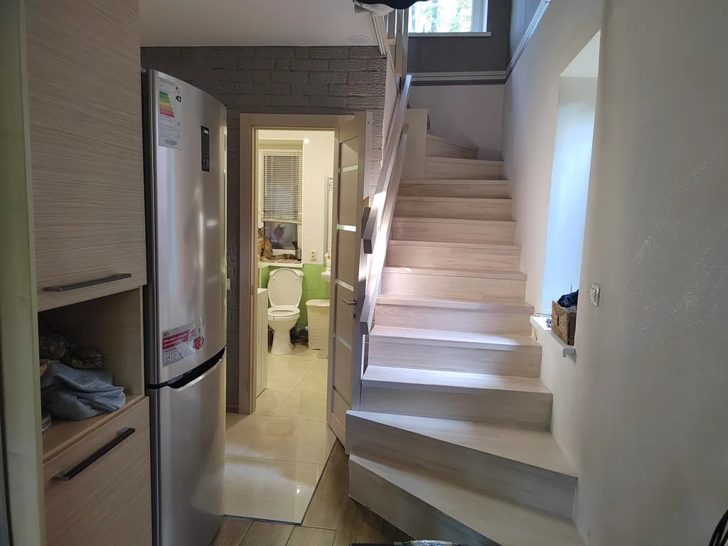 Дом в лесу у залива