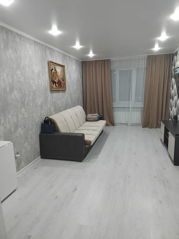 Шикарная двухкомнатная квартира с евроремонтом в тихом спальном районе — аренда посуточно в Орск