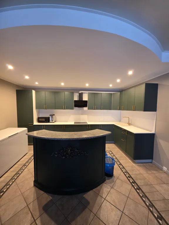 Загородный дом с бассейном и банкетным залом