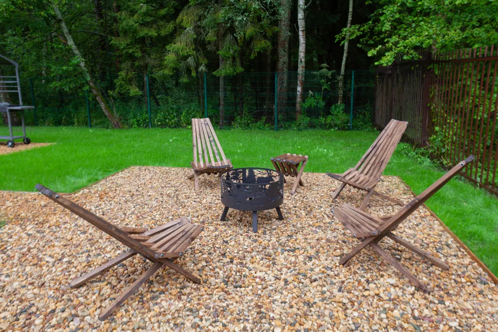 Дом у озера в лесу