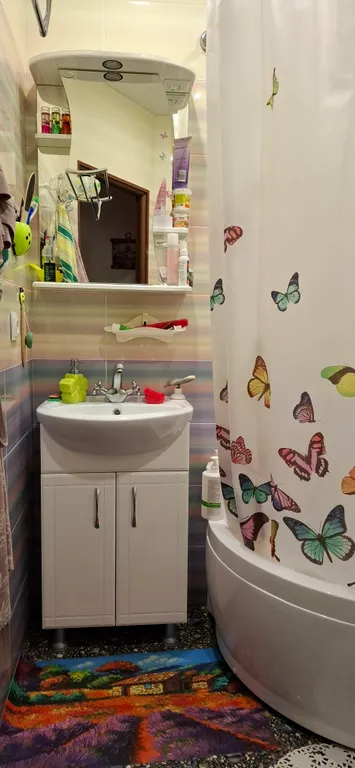 Уютная комната в квартире с видом на гору