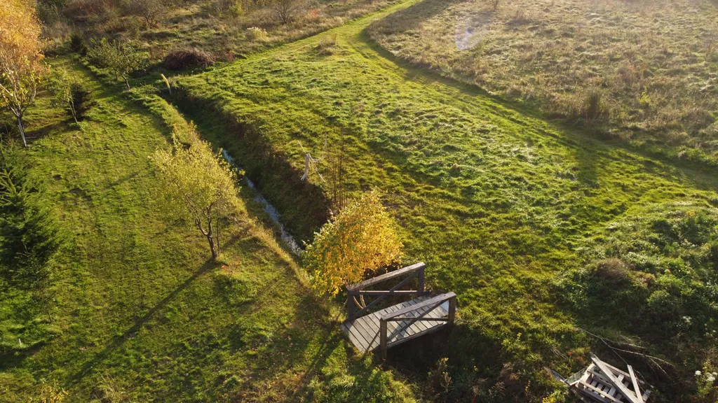 Дом с видом на море и отдельно стоящей баней.