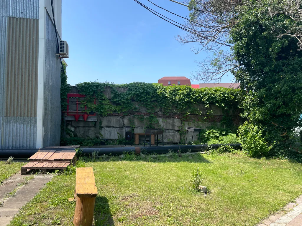 Двухкомнатный домик в 7 мин. от моря в тени деревьев с парковкой (№3)