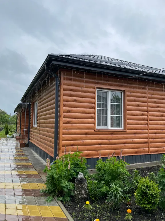 Домик у пруда