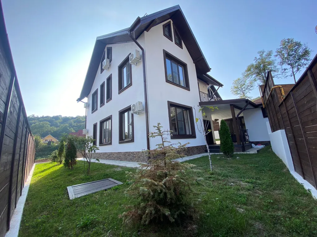 Дом с бассейном и домашним кинотеатром