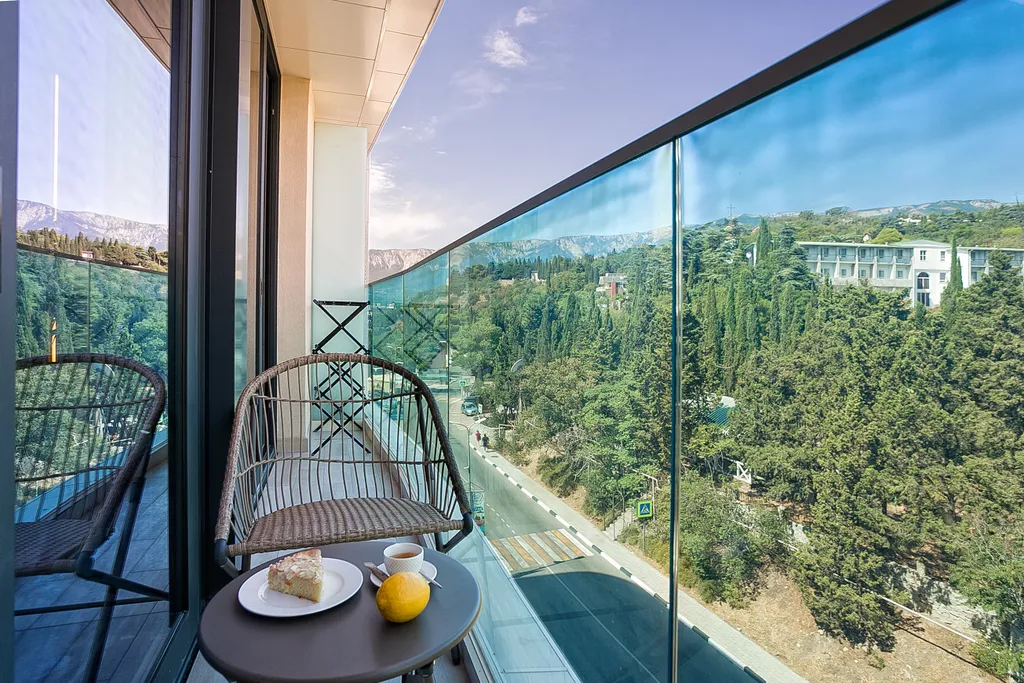 Студия с панорамой на горы