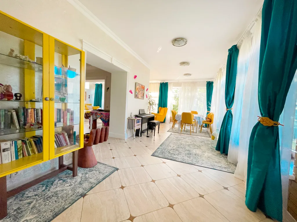 Атмосферный дом с баней, возле леса