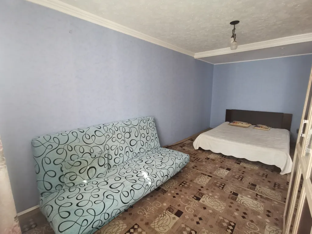 Центр города, в 100 метрах от площади Ленина