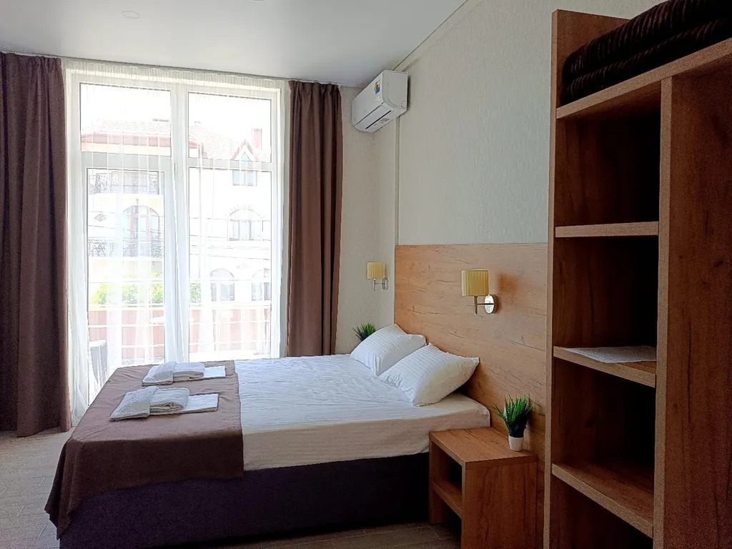 Квартира Трехместный номер с балконом с видом на улицу — аренда посуточно в Кабардинка