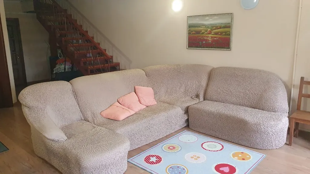 Трёхэтажный таунхаус в живописном месте с большим садом