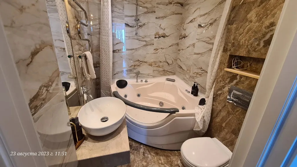 Студия с панорамным видом и джакузи в стиле неоклассика