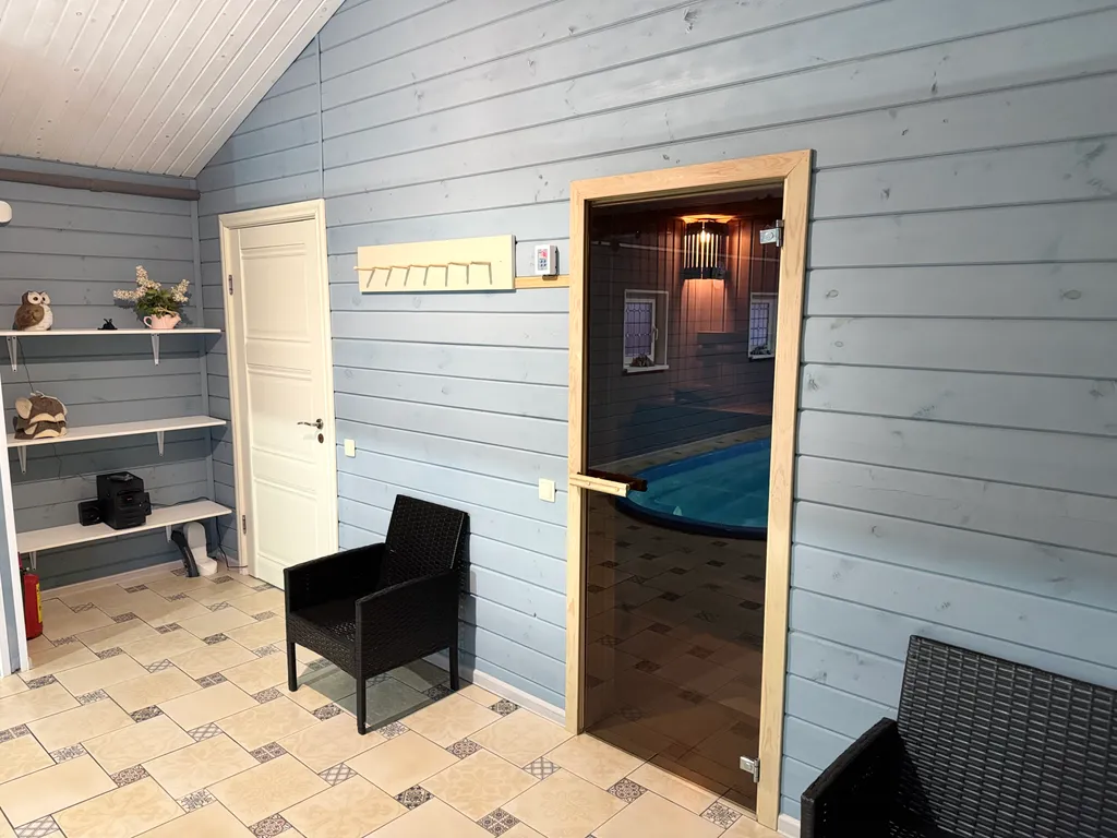 Загородный домик с бассейном и сауной