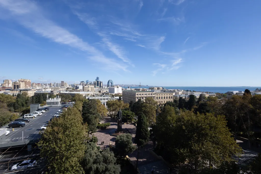 Апартаменты с видом на торговую улицу