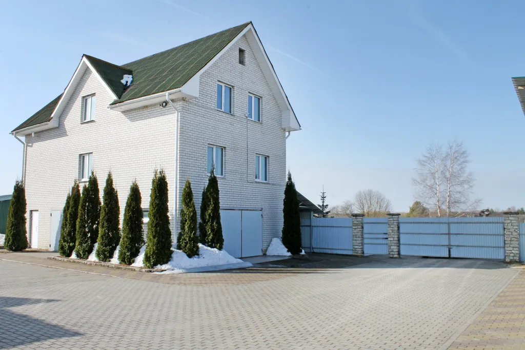 Двухэтажный дом за городом