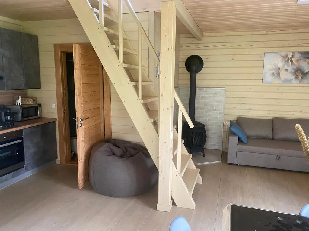 Уютный домик в лесу около реки