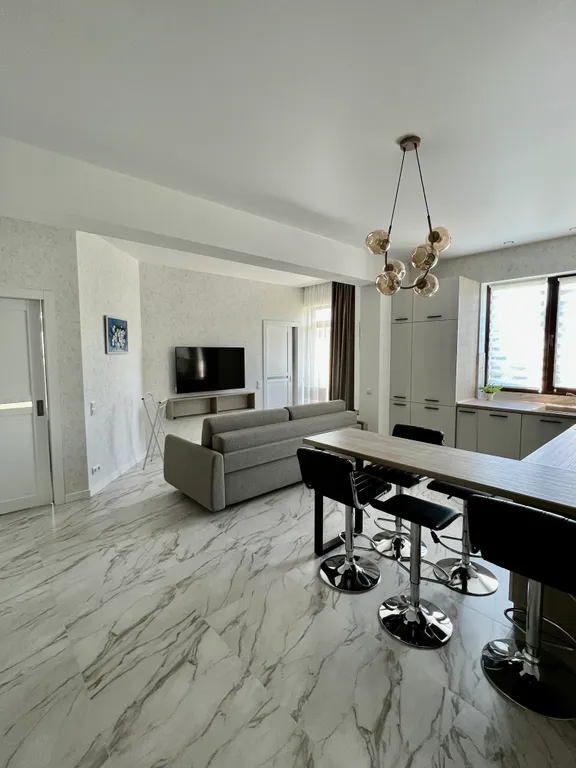 Квартира в доме с бассейном на набережной