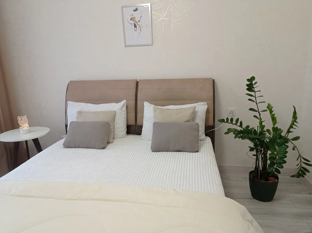 Рядом с ж/д вокзалом и  королевской усадьбой Станиславово.