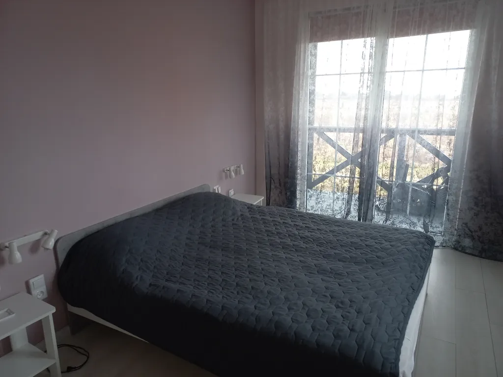 Дом с видом на море и отдельно стоящей баней.