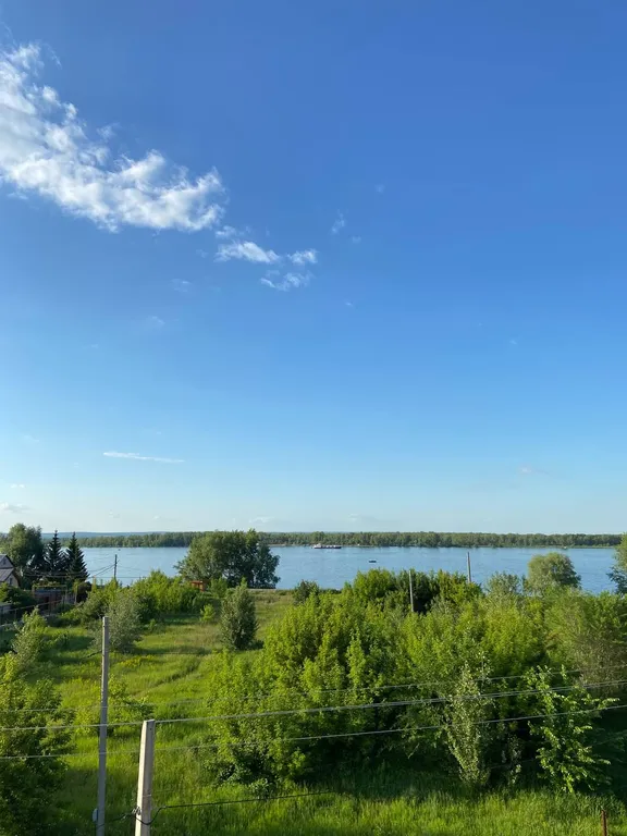 Трехэтажный коттедж с бассейном на берегу Волги