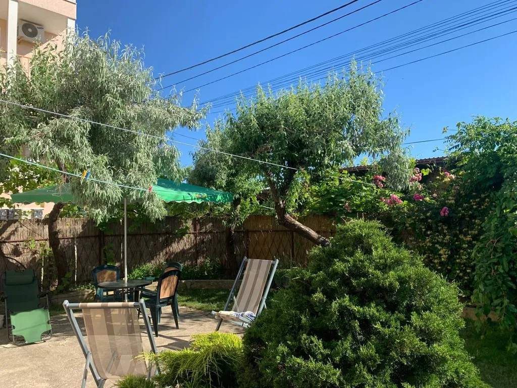 Часть дома с зеленым двориком на Косе у моря