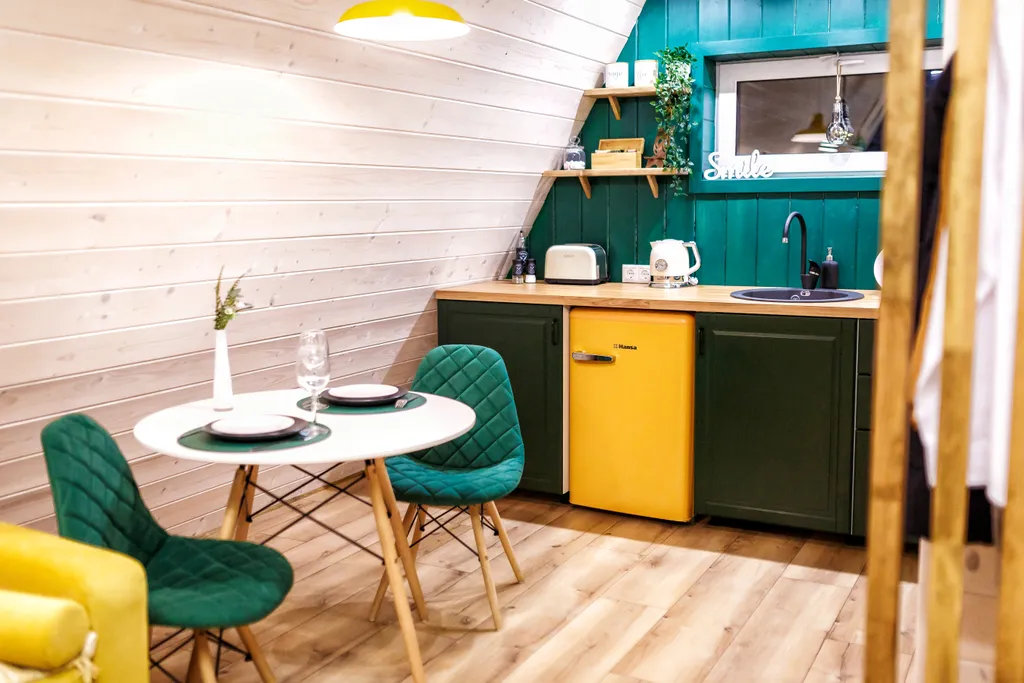 Треугольный домик у леса