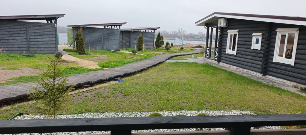 Срубовой дом на берегу Волги