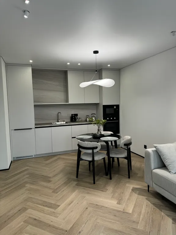 Дизайнерский ремонт с красивым вид из окна