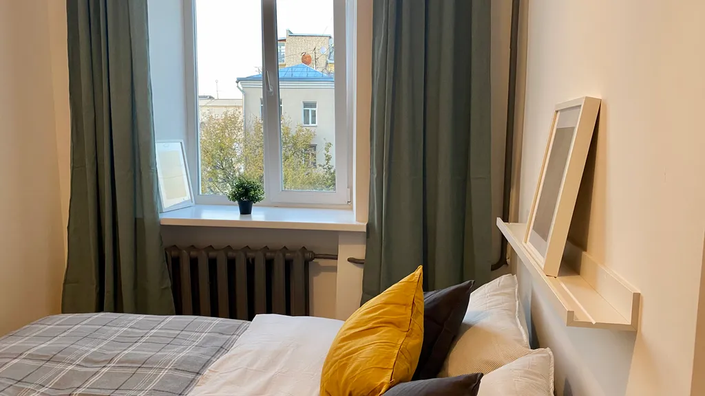 Комната с высокими потолками в центре