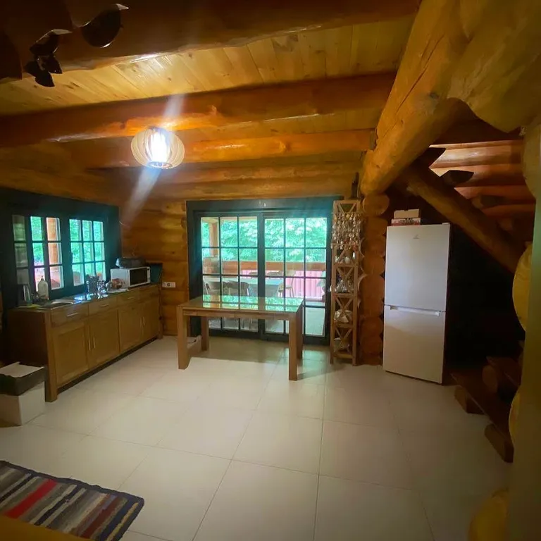 Дом на берегу реки с баней