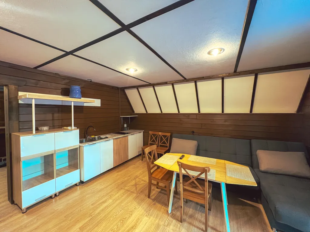 Двухэтажный дом с чаном и баней