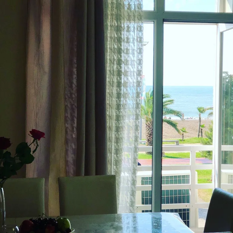 Квартира с видом на море, на берегу моря