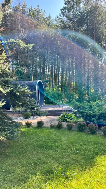 Уединённый хутор в лесу у реки с баней и камином