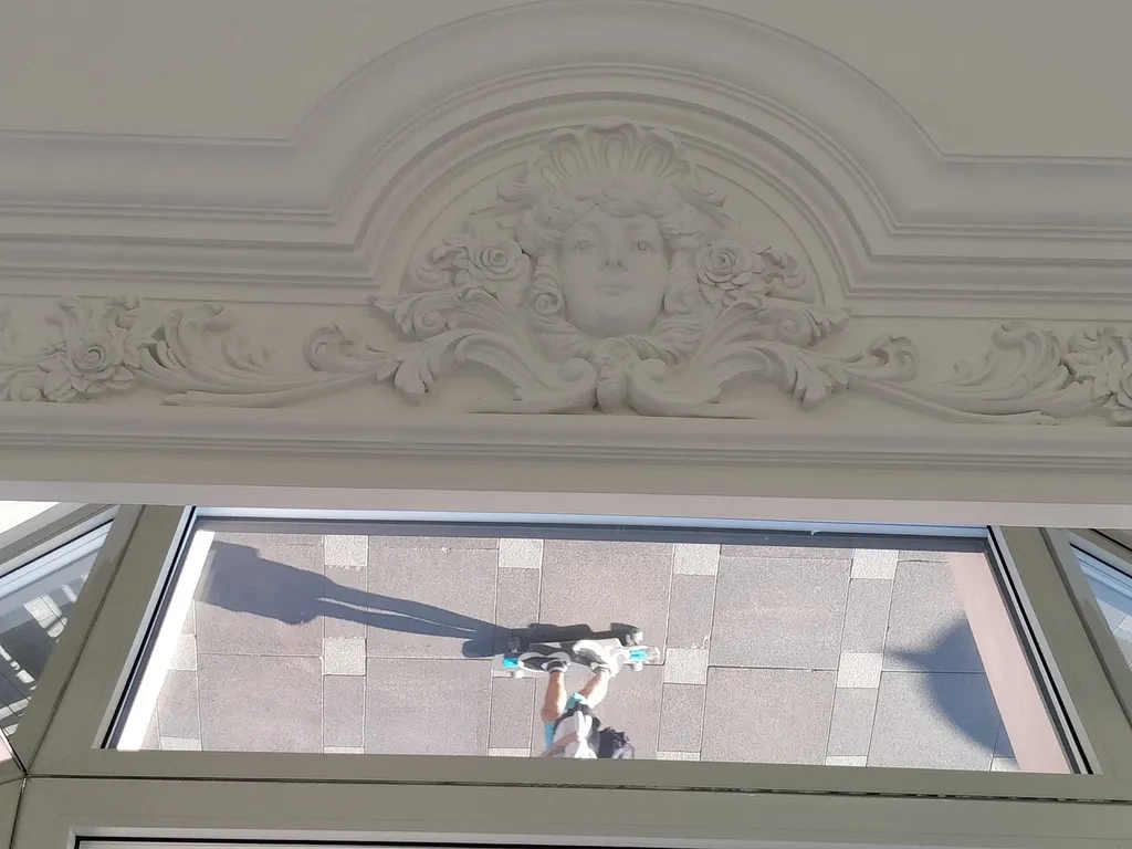 Белые двухъярусные апартаменты с балконом и видом на Невский проспект