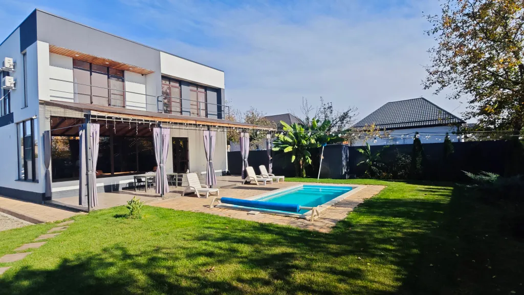 Коттедж Вилла Банана, дом с подогреваемым бассейном и баней в черте города — Елизаветинская