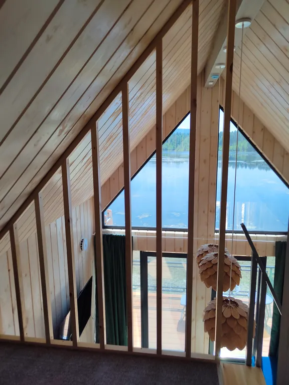 Домик на берегу озера в современном стиле со всеми удобствами