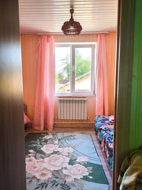 Вместительный этаж на 9 гостей + качели и беседка