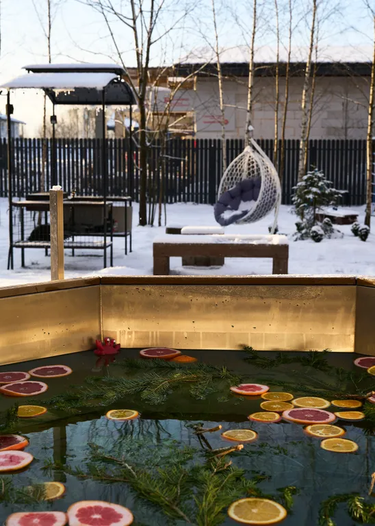 Дом в лесу у озера