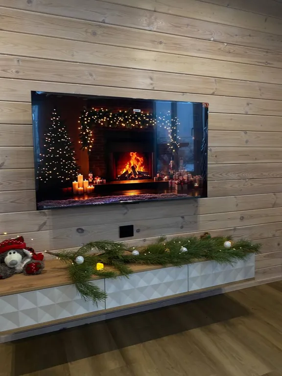 Дом у берега озера