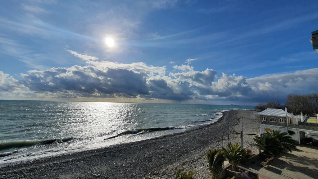 Эллинг на берегу и видом на моря